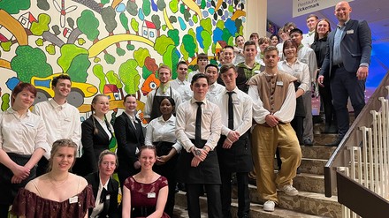 Die Auszubildenden des Ahorn Seehotel Templins und Hoteldirektor Alexander Methner