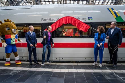 Enthüllung des EM-ICE in Frankfurt am Main, v. l. n. r. Michael Otremba, Dr. Michael Peterson, Stefanie Berk und Andreas Mex Schaer (Foto: © Deutsche Bahn AG / Tobias Holzer)
