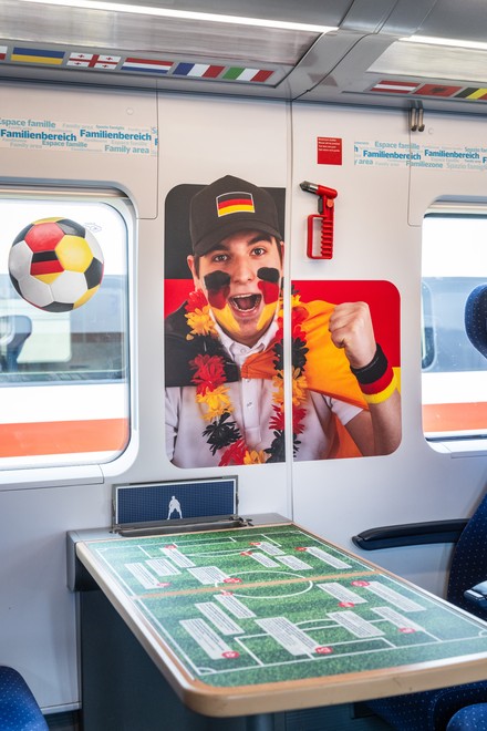 Auch die Tische im Zug sind mit Fußballmotiven geschmückt. (Foto: © Deutsche Bahn AG / Michael Neuhaus)