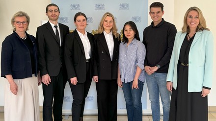 DEHOGA Bayern-Präsidentin Angela Inselkammer, Restaurantfachmann Vidun Rossouw, Hotelkauffrau Veronika Mayer und Hotelfachfrau Luisa Dörr (Hotel Bayerischer Hof), Fachfrau für Systemgastronomie Le Ha Vy Nguyen (Reiners Gastronomie), Koch John Delbrouck (The Charles Hotel) und Bayerische Staatsministerin für Unterricht und Kultus Anna Stolz