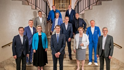 Der Präsident des DEHOGA Bundesverbandes Guido Zöllick (3.v.l.) zusammen mit seinen Präsidiumskollegen Gerald Kink, Angela Inselkammer, Dr. Monika Gommolla, Detlef Pauls (1. Reihe v.l.), Fritz Engelhardt, Detlef Schröder, Dieter Wäschle (2. Reihe v.l.), Otto Lindner, Stephan von Bülow, Knut Walsleben (3. Reihe v.l.) sowie Marco Nussbaum und Haakon Herbst (4. Reihe v.l.). (Foto: © Dehoga)