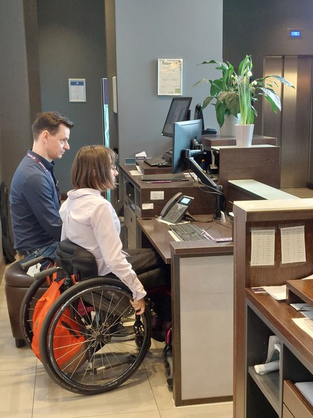 Durch eine niedrigere Theke ermöglicht Premier Inn einen barrierefreien Zugang zur Rezeption. (Foto: © Premier Inn Deutschland)