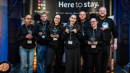 Gewinner Young Star Awards (v. l. n. r.): Jasmin Schulze aus dem H+ Hotel Leipzig-Halle, Benjamin Dörre, Hotelfachmann, Hyperion Hotel Dresden am Schloss, Luzia del Carmen Seutter-Galindo, Hotelfachfrau, H+ Hotel Hannover, Celina Timper, Hyperion Hotel München, Richard Mosig, Hyperion Hotel Leipzig, Tara Lutz, Hotelfachfrau, H+ Hotel Limes Thermen Aalen, Daniel Schäfer, H4 Hotel Hamburg Bergedorf (Foto: © H-Hotels GmbH/Marcus Zumbansen)
