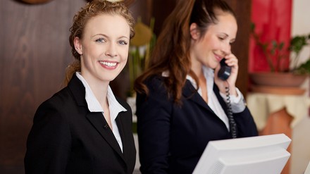 Hotelmitarbeiterin an der Rezeption