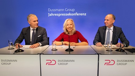 Catherine von Fürstenberg-Dussmann und Vorstandsvorsitzender Wolf-Dieter Adlhoch (rechts) bei der Jahrespressekonferenz der Dussmann Group am 15. Mai in Berlin. Links im Bild: Konzernsprecher Markus Talanow