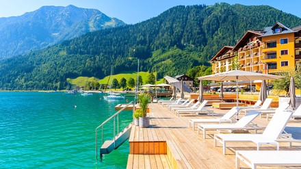 Achensee im Karwendel-Gebirge, dahinter Berge, im Vordergrund Terrasse mit Liegestühlen