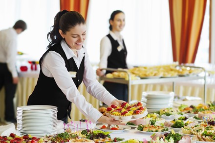 Eine Servicekraft beim Catering