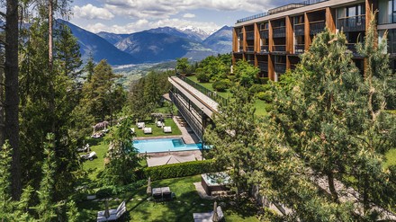 Das Hotel My Arbor mit einem Blick auf die Berge und den Gardasee