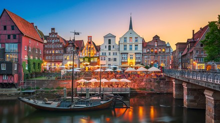 Stintmarkt in Lüneburg bei Abendlicht mit Boot