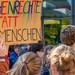 Junge Menschen protestieren mit einem Schild gegen Rechts