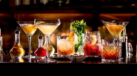 Zahlreiche Cocktails in unterschiedlichen Gläsern