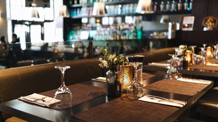 Restaurant mit leeren Tischen