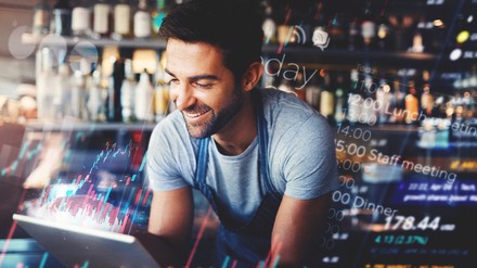 junger Mann mit Tablet