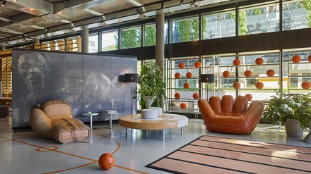 Die Lobby mit modernen, sportlichen Akzenten