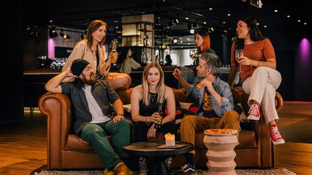 Junge Menschen gemeinsam auf einem Sofa