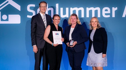 Personalleiterin Simone Scheuring (2.v.l.) und Kirsten Jagim-Schietinger mit Prof. Dr. Sandra Rochnowski
