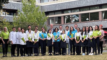 Gruppenfoto der Azubis und des Hoteldirektors