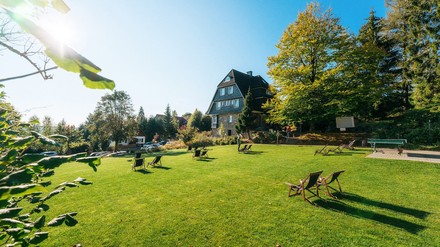 Das The Hearts Hotel im Harz an einem sonnigen Tag von außen