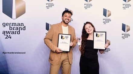 Bei den German Brand Award 2024 nahmen Riadh Larbi und Cathrin Kähler die Auszeichnungen entgegen.