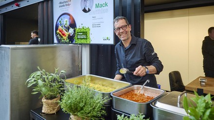 Ein Stand auf der Food Expo mit Maultaschen