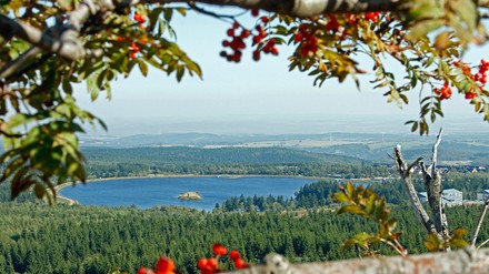 Blick vom Kahleberg in Zinnwald auf die spätsommerliche Landschaft des Erzgebirges mit den Galgenteichen