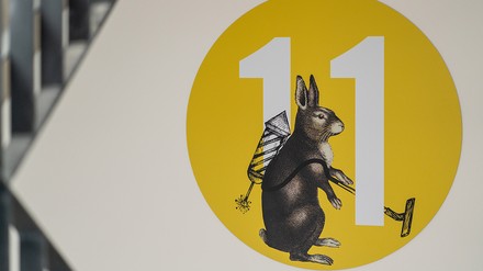 Ein Hase in einem gelben Kreis – alles gemalt