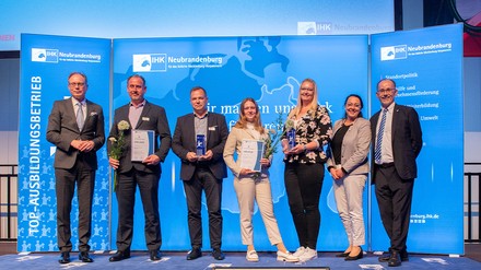 Das Team des Beech Resort nimmt die Auszeichnung auf der Bühne entgegen.