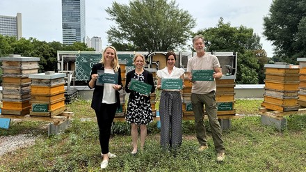 Jennifer Ross-Domas, Claudia Sajovic, Raffaela Lombardini, Josef Bacher präsentieren die neuen Bewohner des Hoteldachs.