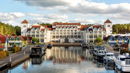 Precise Resort Hafendorf Rheinsberg inder Außenaufnahme mit kleinem Hafen mit Booten