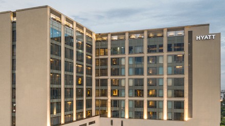 Hyatt Logo an einem Hotel