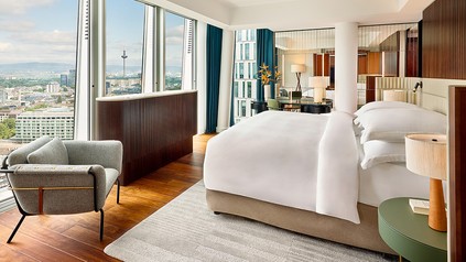 ein renoviertes Zimmer des JW Marriott in Frankfurt am Main
