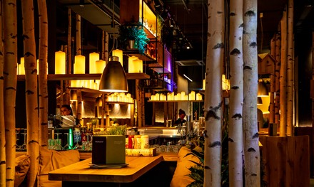 Auch das neue „Hans im Glück“-Restaurant in Berlin ist in Birkenwald-Optik gehalten.