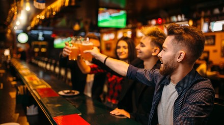 Fußball-Fans in einer Kneipe