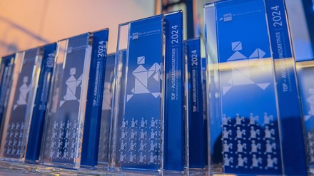 Die Siegertrophäen der IHK für die Top-Ausbildungsbetriebe