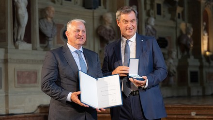 Festakt in der Münchner Residenz (v. l.): Dehoga-Bayern-Ehrenamtsträger Christian Schottenhamel wird von Dr. Markus Söder für sein Engagement geehrt.