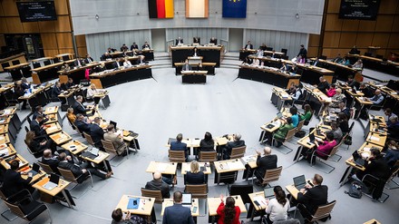 Cansel Kiziltepe (SPD), Berliner Senatorin für Arbeit, Soziales, Gleichstellung, Integration, Vielfalt und Antidiskriminierung, spricht im Abgeordnetenhaus.