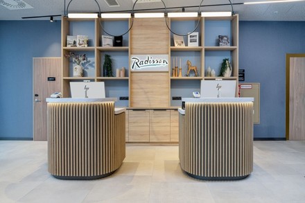 Im Radisson Hotel Graz werden klare Linien mit natürlichen Materialien kombiniert.