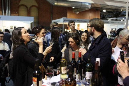 Viele Personen tummeln sich um einen Messestand bei der WEINmesse