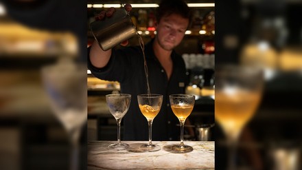 Der Bar-Chef Marcus Volsa beim anrichten von Getränken