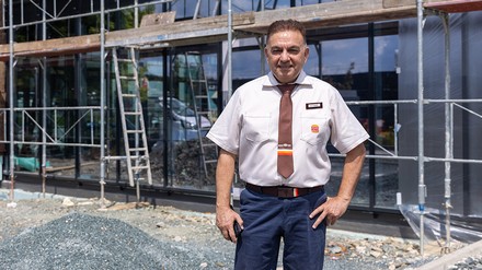 Fayyaz Qadeer im Portrait auf der Baustelle