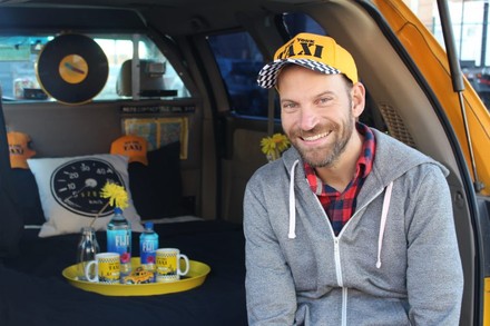 Taxifahrer mit Taxi und Bett im Taxi