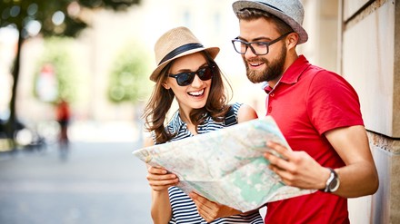 Zwei Urlauber schauen auf Stadtkarte