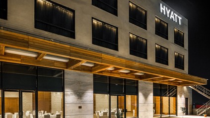 Hyatt Hotel bei Nacht mit Blick auf die Terrasse