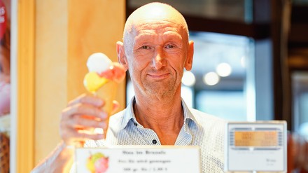 Betreiber Michael Böhmer in seinem Eiscafe