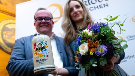 Clemens Baumgärtner und Annika Mittelmeier mit dem Wiesn-Krug 2024