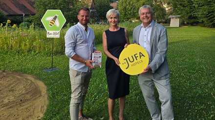 Regionalmanager Erik Selle mit Edith Posch (Hoteldirektorin) und Gerhard Wendl (CEO)