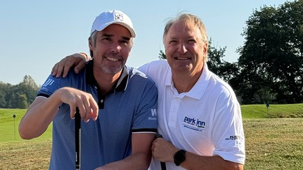 Nach erfolgreicher Golfrunde zugunsten der Michael Stich Stiftung: der Stiftungsgründer und ehemalige Tennisprofi Michael Stich (l.) und Jürgen Gangl, General Manager im Park Inn by Radisson Berlin Alexanderplatz und 1. Vorsitzender der Hoteldirektorenvereinigung Deutschland (HDV)