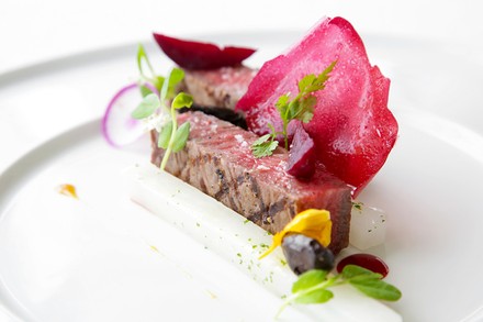 Ein feines Gericht auf einem Teller