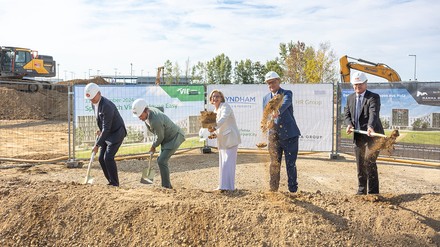 Jörg Beginen, COO HR Group, Herbert Pinzolits, Eigentümer und CEO Mamma Group, Johanna Mikl-Leitner, Landeshauptfrau von Niederösterreich, Günther Ofner, Vorstand der Flughafen Wien AG und Wolfgang Scheibenpflug, Bereichsleiter Immobilien- und Standortmanagement der Flughafen Wien AG beim Spatenstich für das Vienna House Easy Airport Vienna