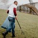 Ein Mitarbeiter von Leonardo Hotels beim Cleanup Day in München